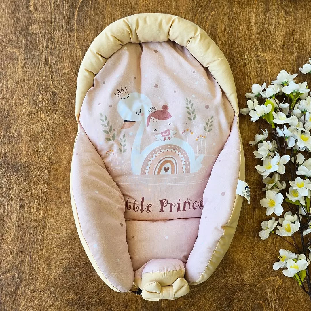 قنداق سوئیسی کرمی – آغوشی نوزاد کد 2749