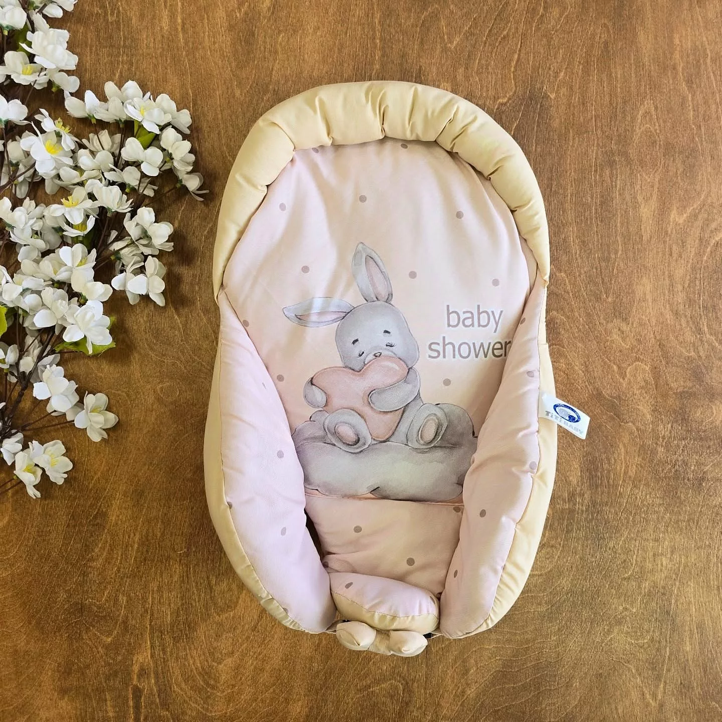 قنداق سوئیسی کرمی – آغوشی نوزاد کد 2749