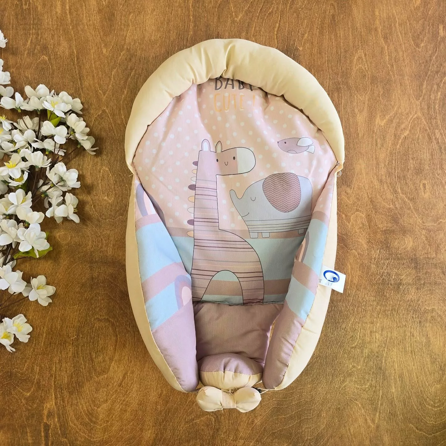 قنداق سوئیسی کرمی – آغوشی نوزاد کد 2749