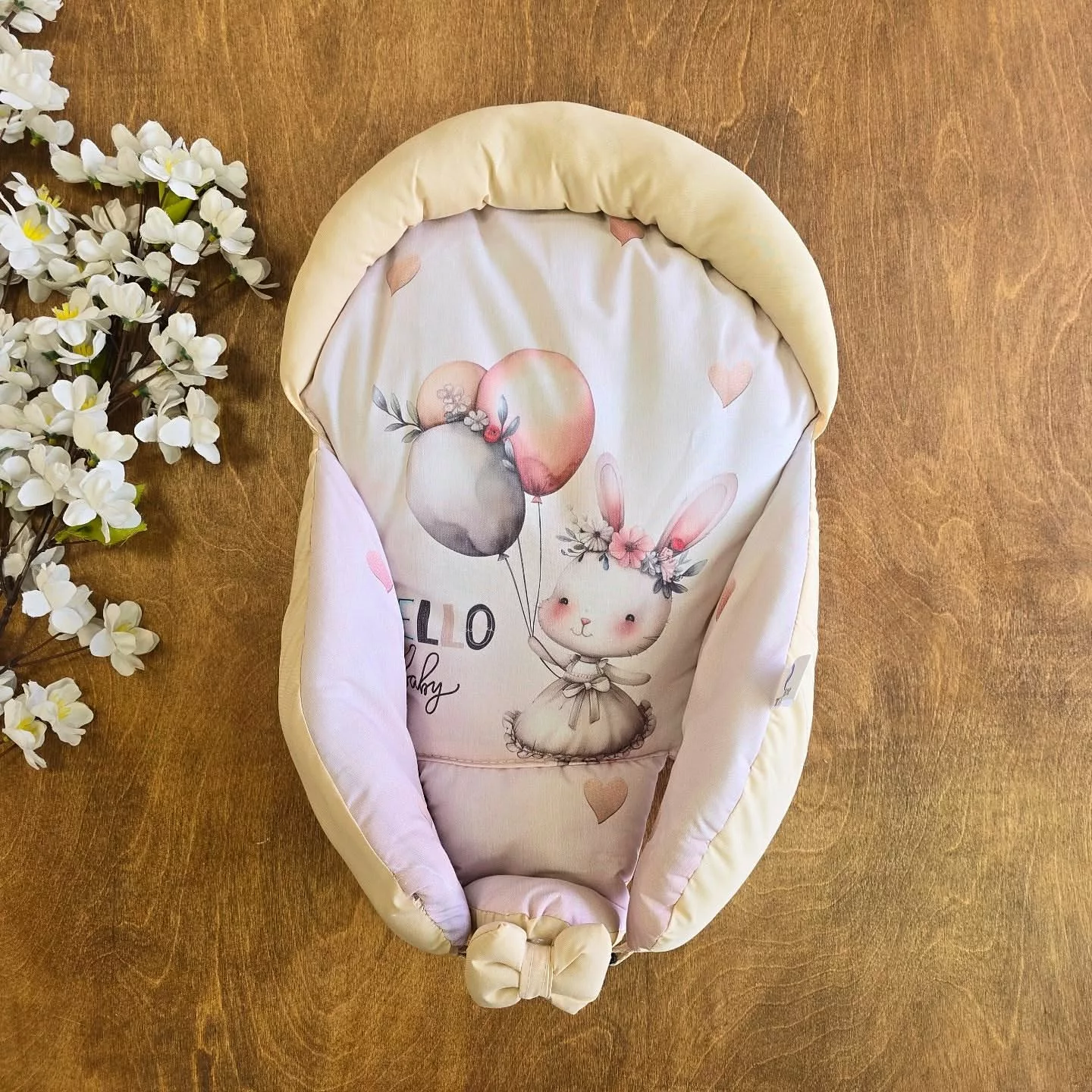 قنداق سوئیسی کرمی – آغوشی نوزاد کد 2749