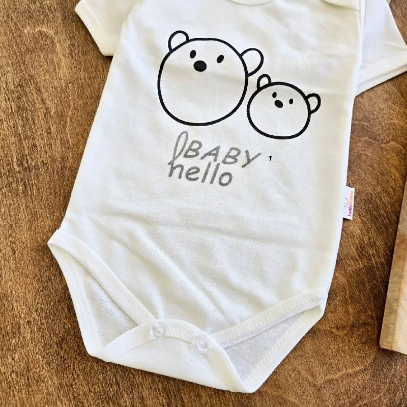 بادی رکابی و آستین کوتاه دو خرس سفید hello baby سایز صفر تا ۳ کد ۵۰۹۲