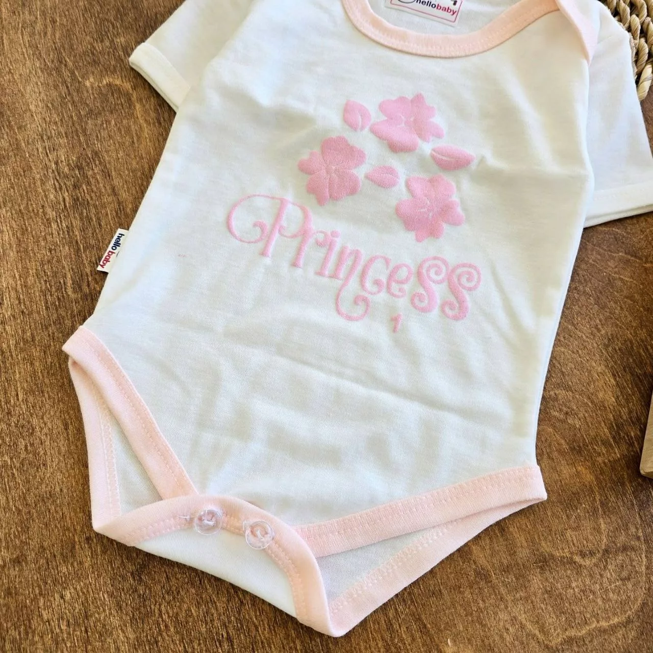 بادی رکابی و آستین کوتاه طرح گل پرنسس سایز صفر تا ۳ کد ۵۰۹۱