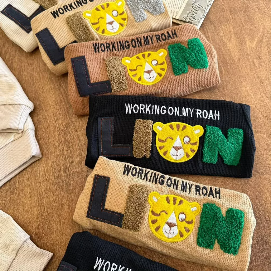 بلوز شلوار بیسکویتی طرح LION سایز ۳۰ تا ۴۵ کد ۵۳۱۰