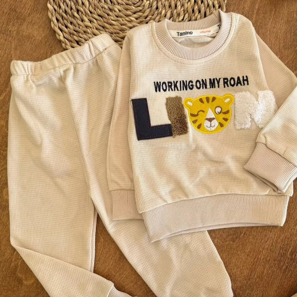 بلوز شلوار بیسکویتی طرح LION سایز ۳۰ تا ۴۵ کد ۵۳۱۰