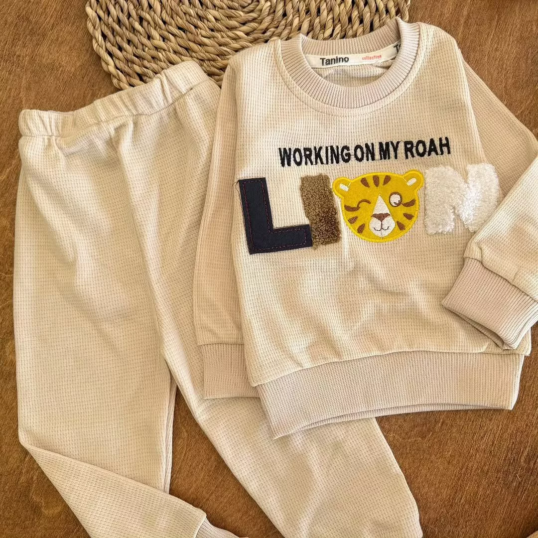 بلوز شلوار بیسکویتی طرح LION سایز ۳۰ تا ۴۵ کد ۵۳۱۰