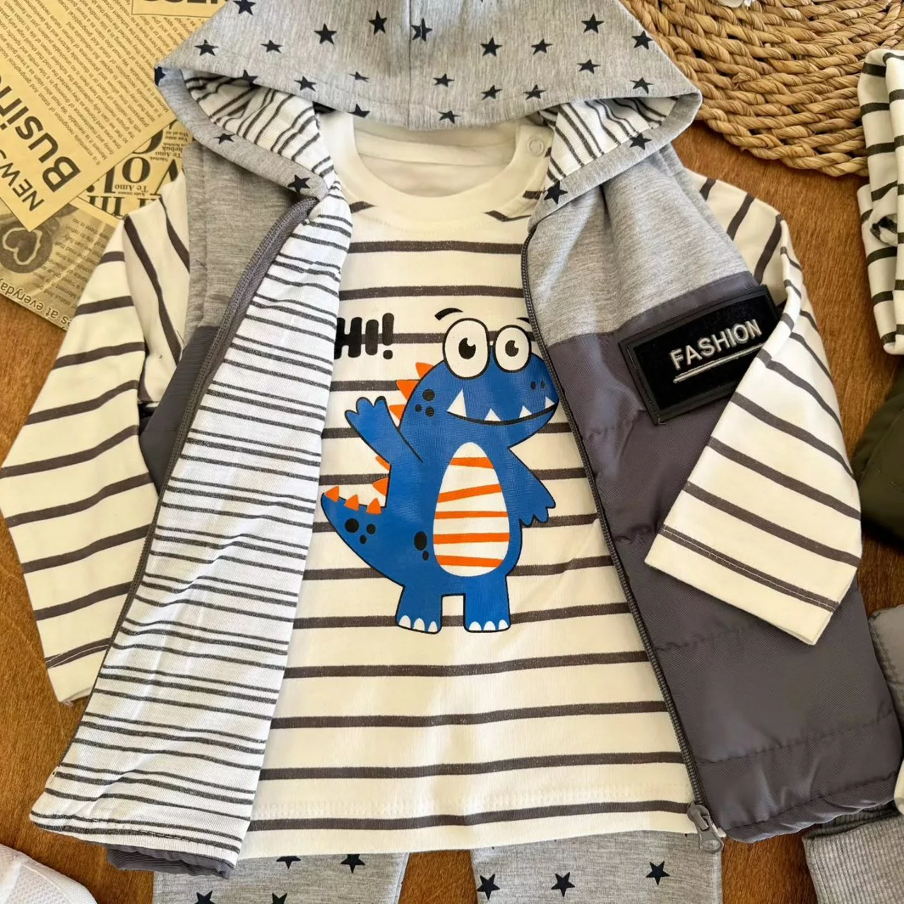 سه تکه بلوز شلوار پافر طرح دایناسور سایز ۲،۳ کد ۵۳۰۸