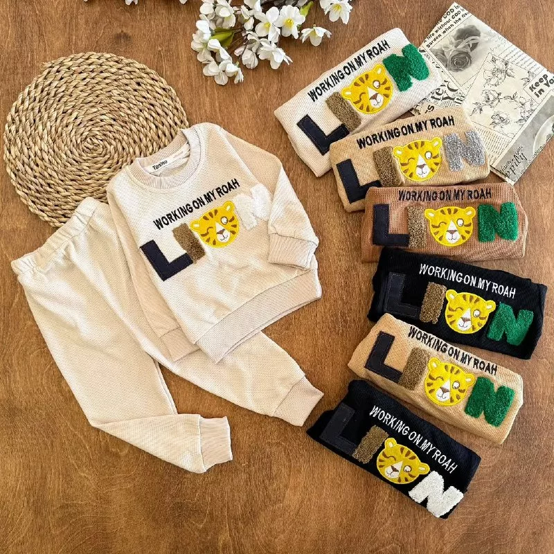 بلوز شلوار بیسکویتی طرح LION سایز ۳۰ تا ۴۵ کد ۵۳۱۰