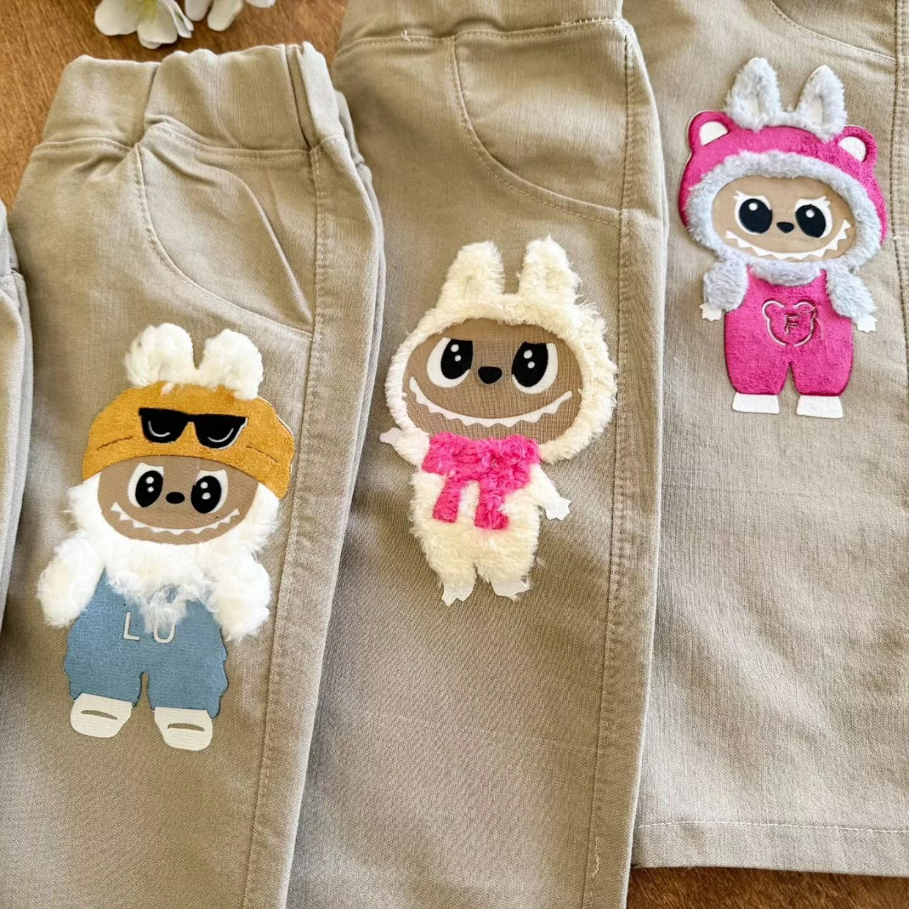 شلوار لی طرح لبوبو پشمالو کرم سایز ۴۰ تا ۵۵ کد ۵۲۲۶