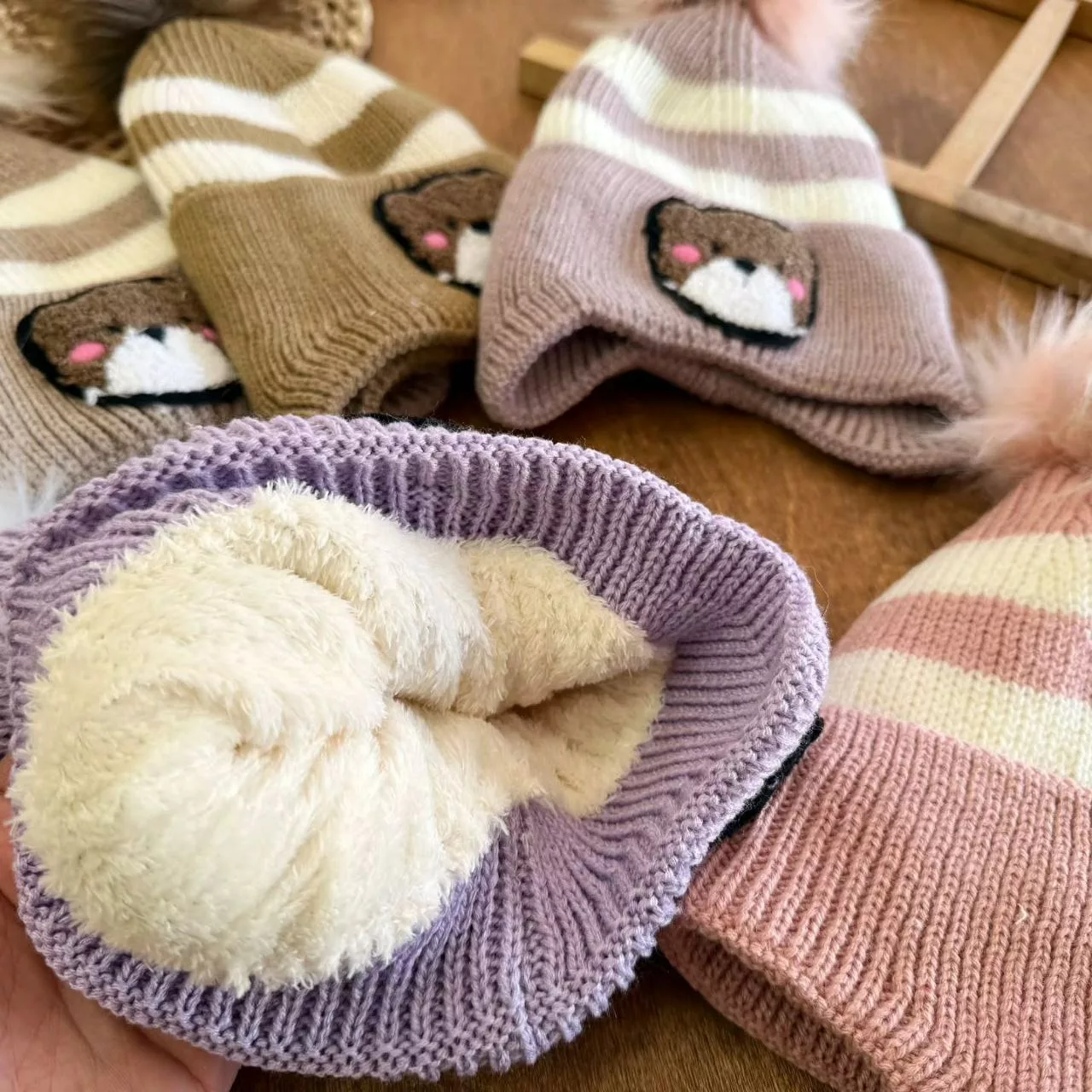 کلاه تک خزدار راه راه گوش دار خرس کد ۵۳۵۲