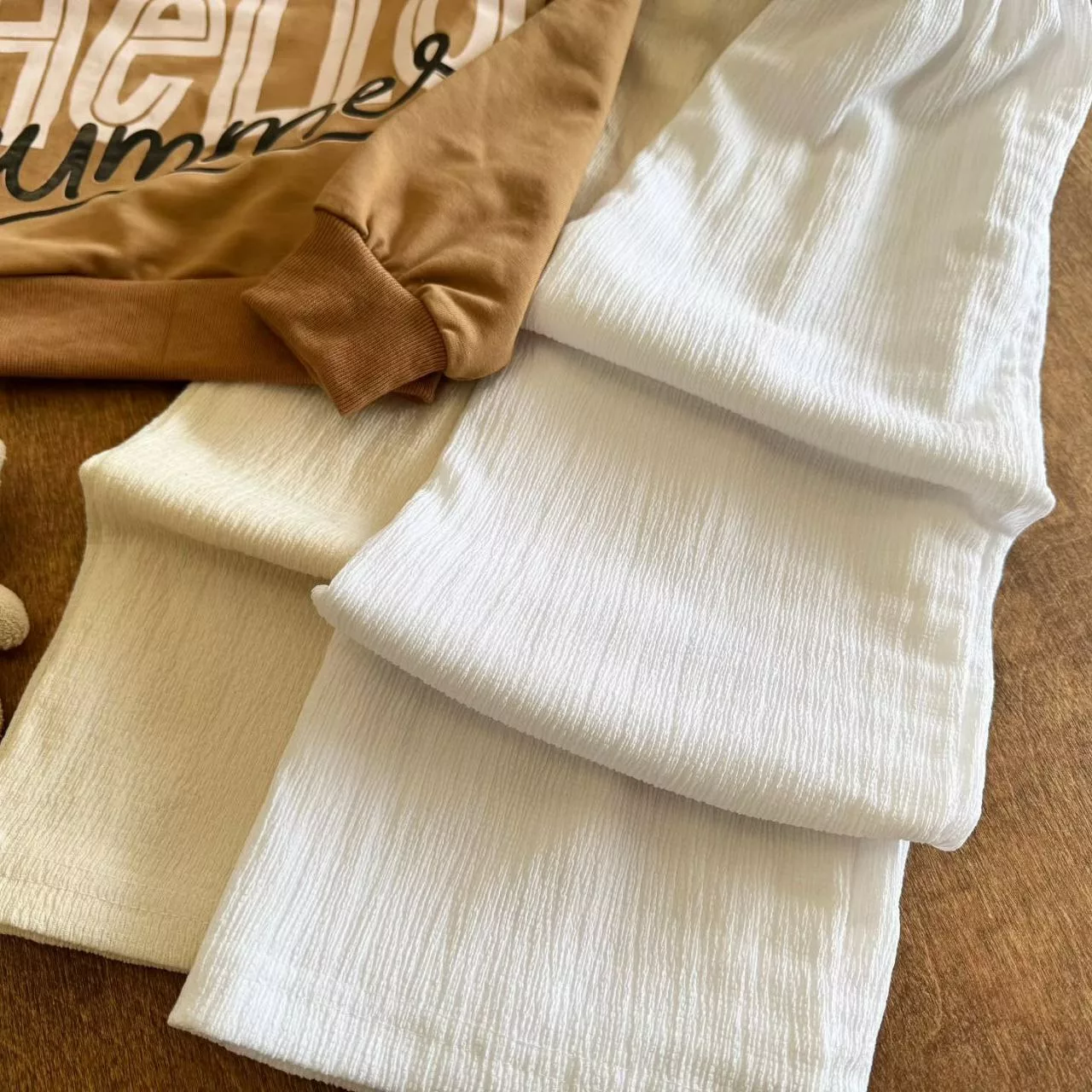 کراپ شلوار طرح Hello سایز ۴۵،۵۰ کد ۵۳۷۳