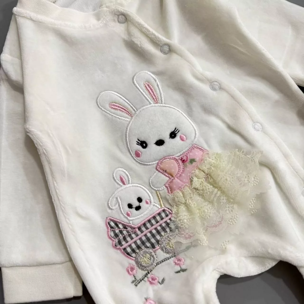 سایز ۳: قد کل ۵۳ سرشانه تا فاق ۳۵ پهنا ۲۷