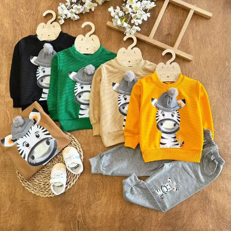 بلوز شلوار اتوبانی گورخر کلاه پوم دار سایز ۳۵ تا ۵۰ کد ۵۵۷۳