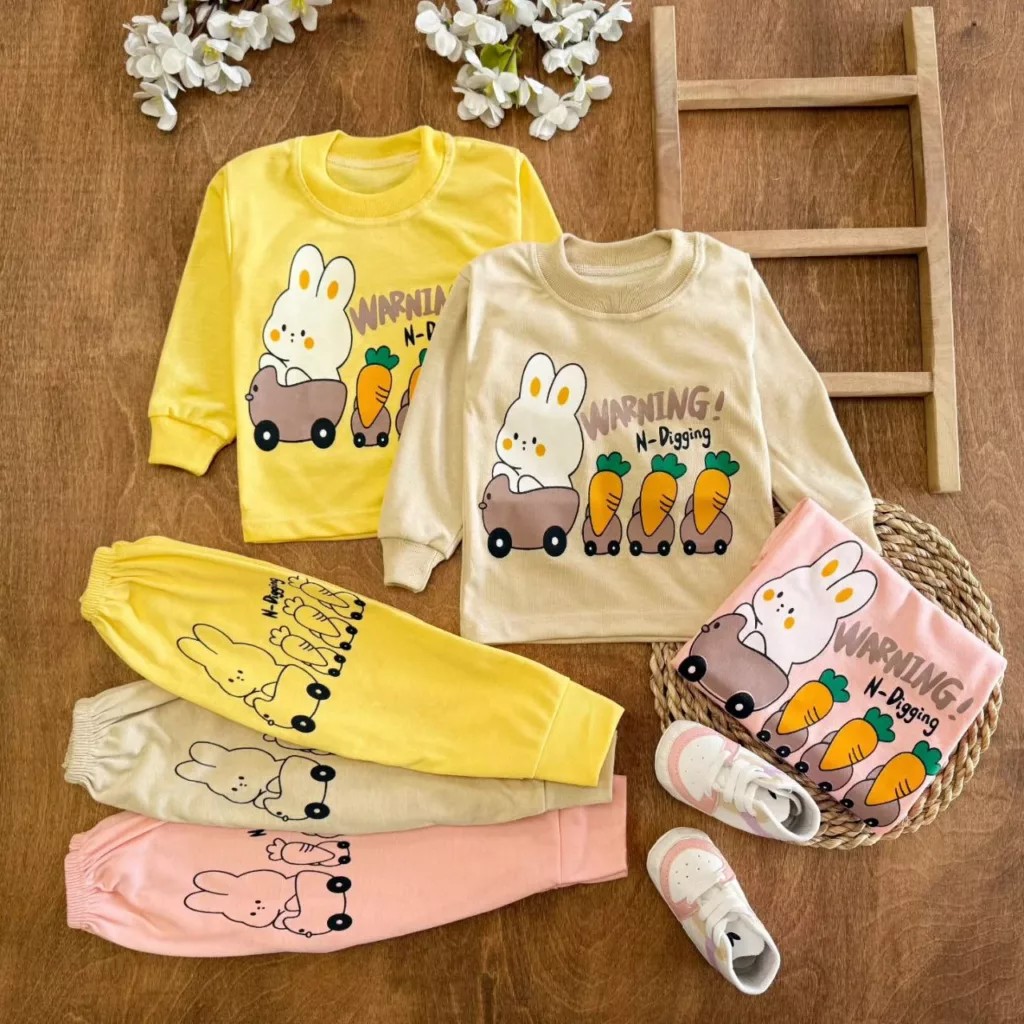 بلوز شلوار خرگوش و قطار هویجی (کمرنگ) سایز ۴ تا ۶ کد ۵۵۶۰