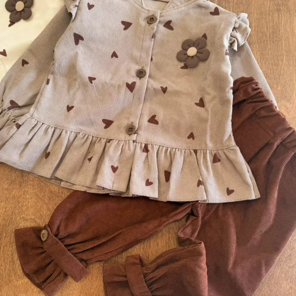 مانتو شلوار طرح قلب کرم نسکافه کد ۵۶۷۱