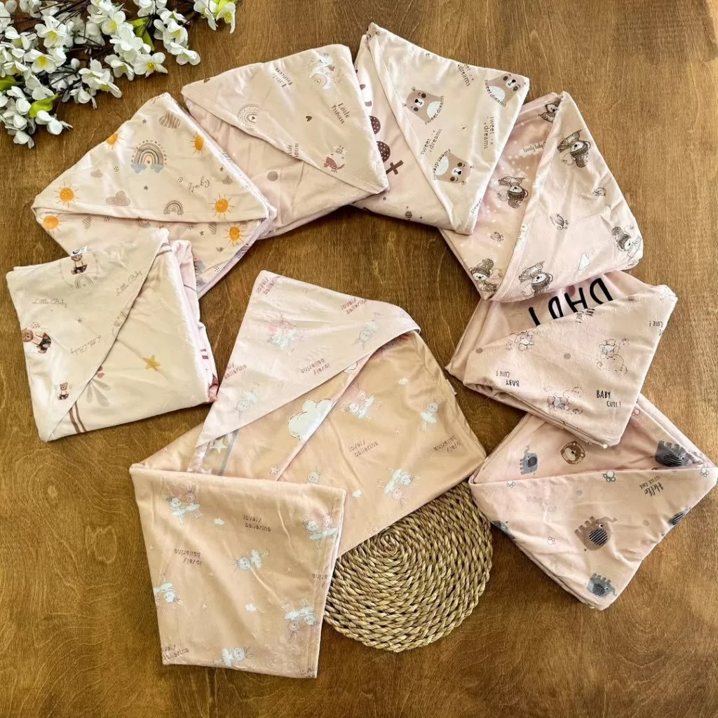 پتو مخمل دورپیچ با تم کرمی کد ۵۷۳۷