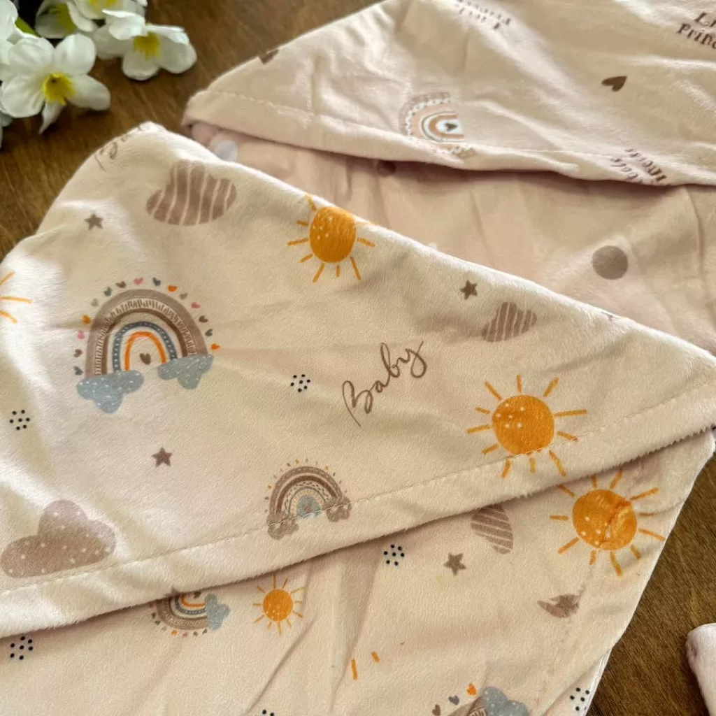 پتو مخمل دورپیچ با تم کرمی کد ۵۷۳۷