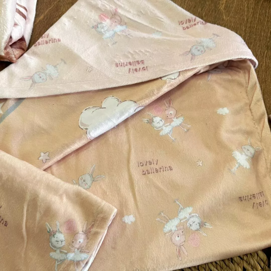 پتو مخمل دورپیچ با تم کرمی کد ۵۷۳۷