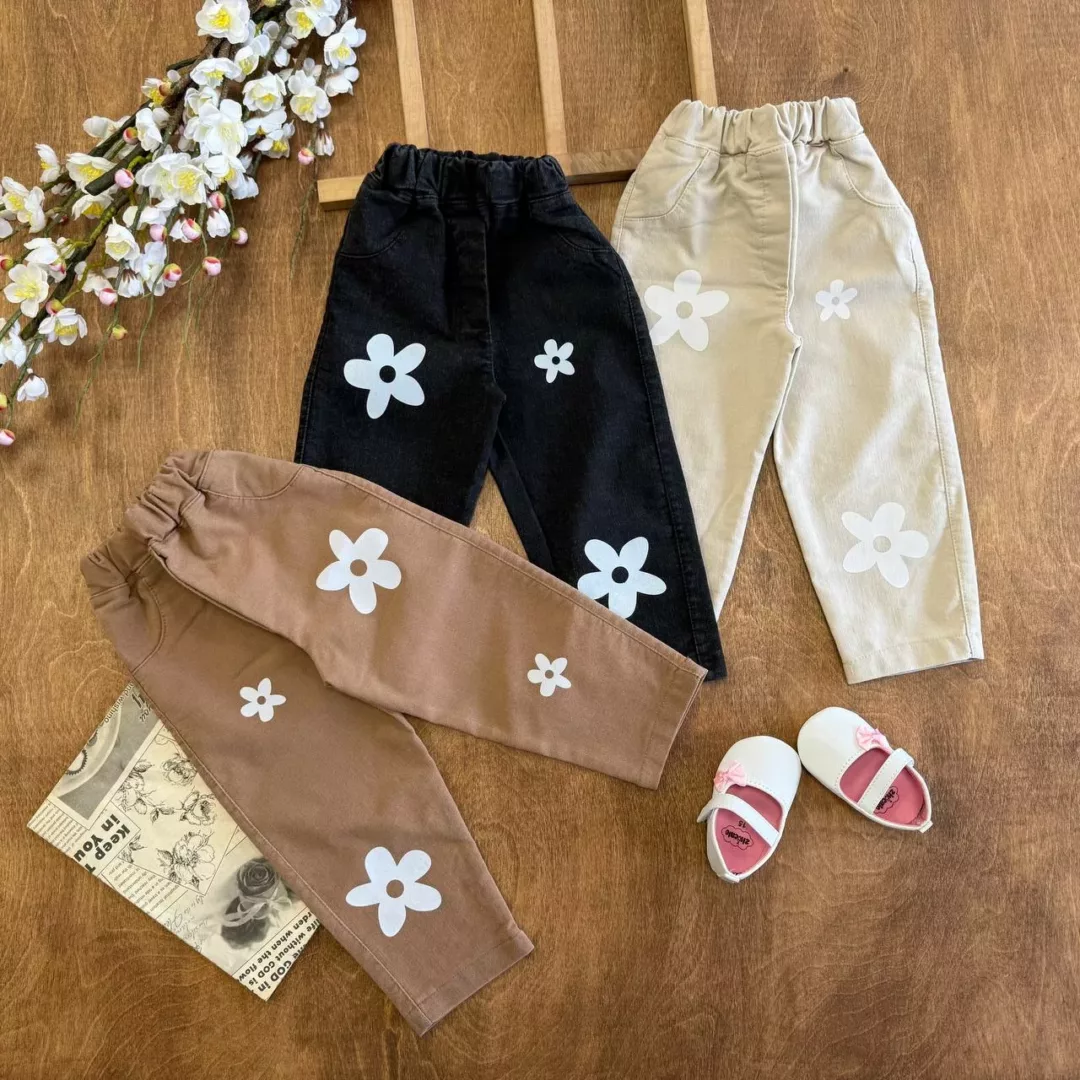 شلوار لی طرح گل سفید سایز 50 تا 70 کد 5899