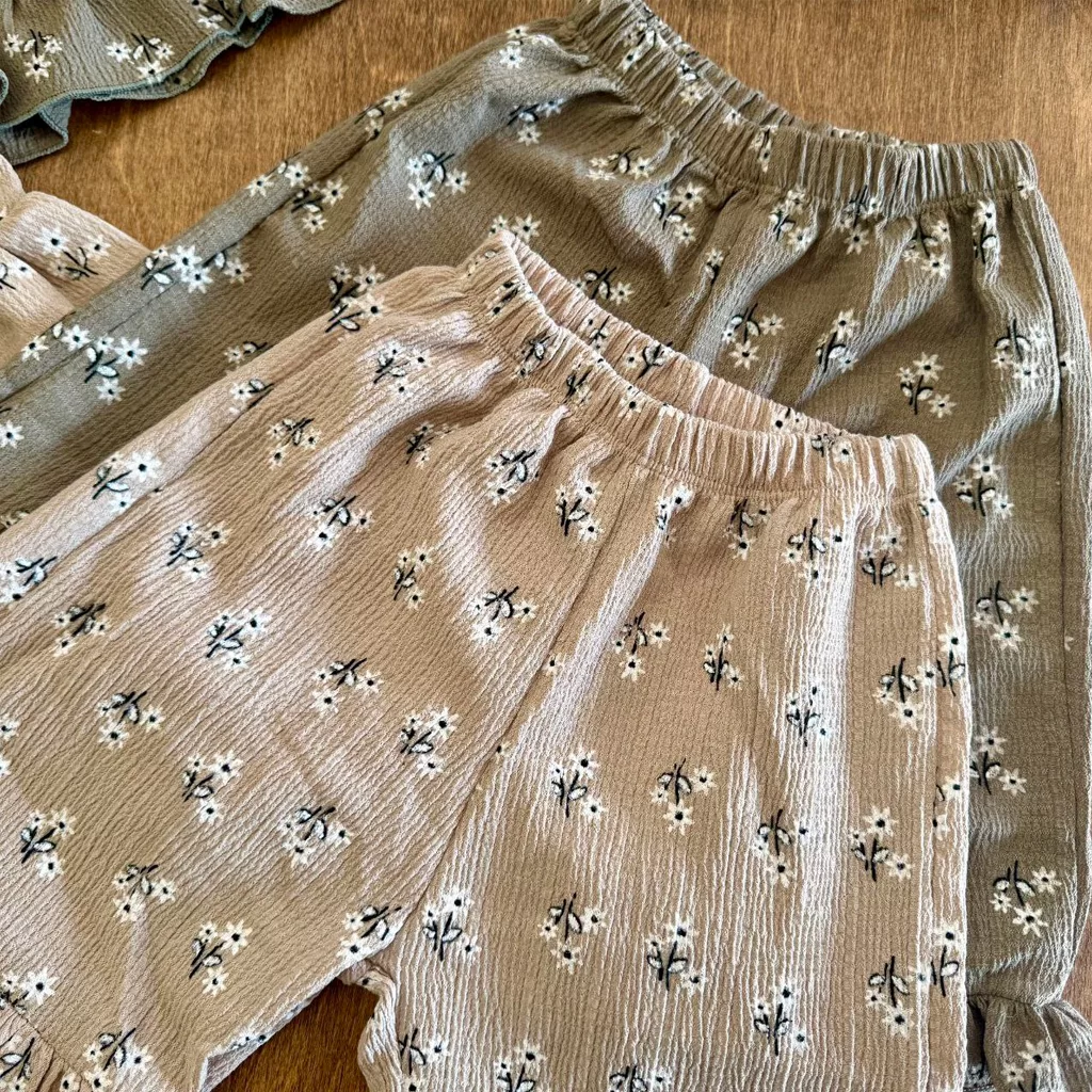 تاپ شلوارک گل سفید چین دار سایز ۴۰،۴۵ کد ۵۸۴۰