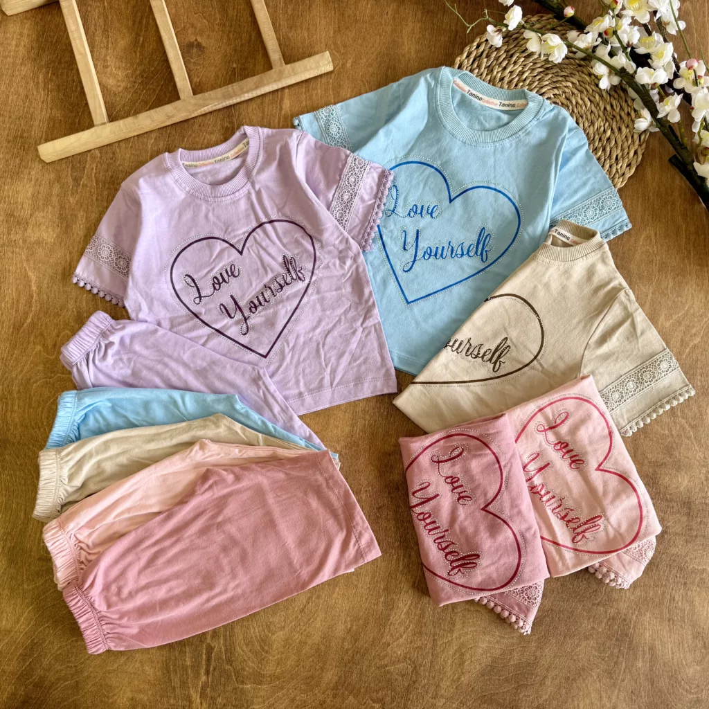تیشرت شلوارک قلبی نگین دار love yourself کد 6056