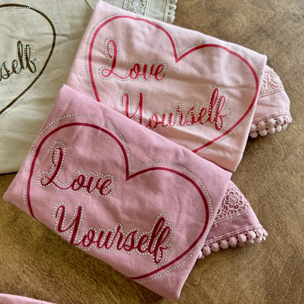 تیشرت شلوارک قلبی نگین دار love your self کد 6056